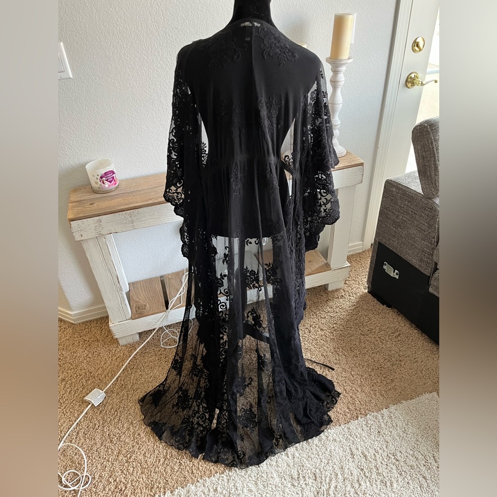 Forever 21 Black Lace Robe short sleeve long kimono style